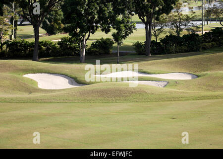 Bunker e fairway su un campo da golf ben curato a Kuala Lumpur Malesia Foto Stock