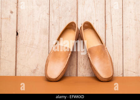 Uomini Loafer calzatura sul vecchio sfondo di legno Foto Stock