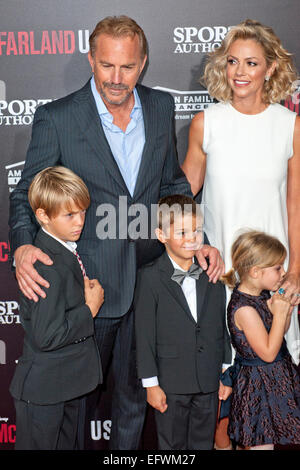 Kevin Costner, moglie Christine Baumgartner e bambini grazia Avery Costner, Hayes Logan Costner e Cayden Wyatt Costner frequentando la premiere mondiale di Disney's 'McFarland, USA " al El Capitan theater il 9 febbraio 2015 a Hollywood, California/picture alliance Foto Stock