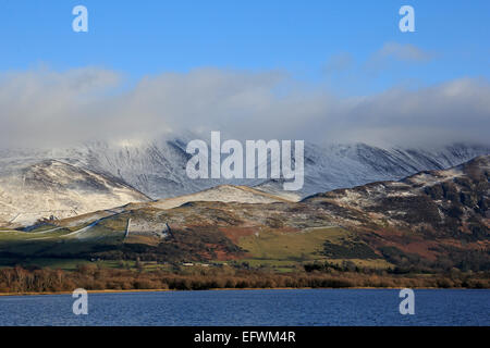 Vista invernale di Skiddaw oltre il lago di Bassenthwaite nel distretto del Lago Foto Stock