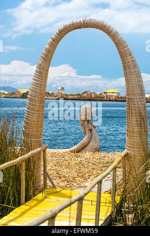 Arch e reed barca a Uros isole galleggianti vicino a Puno, Perù Foto Stock