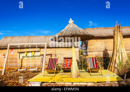 Sedie e un set di swing su Uros isole galleggianti vicino a Puno, Perù Foto Stock