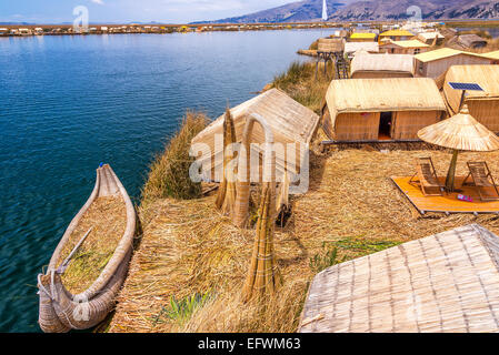 Manmade Uros isole galleggianti e reed barca barca vicino a Puno, Perù sul lago Titicaca Foto Stock