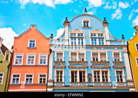 Tipiche Case in Landshut in architettura rinascimentale stile, colori audaci e stucco. Foto Stock