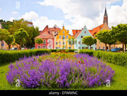 Primavera a Landshut, città bavarese nei pressi di Monaco di Baviera. Splendida Purple Sage aiuola di fiori nella parte anteriore del tipico delle case rinascimentali Foto Stock