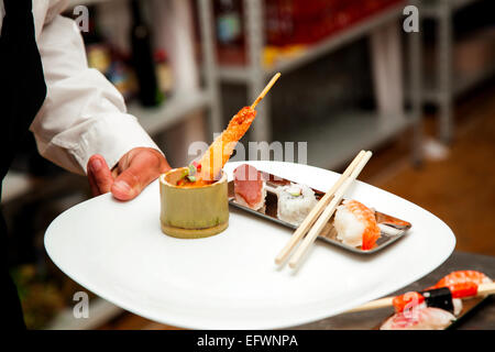 Pesce giapponese sushi, pronto per essere servito Foto Stock