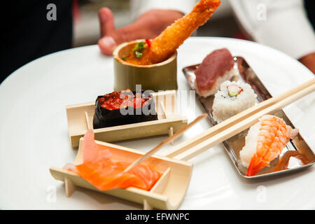 Pesce giapponese sushi, pronto per essere servito Foto Stock