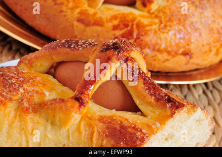 Primo piano di un tradizionale mona de Pascua tipico in Spagna, una torta con uova sode mangiato il lunedì di Pasqua Foto Stock