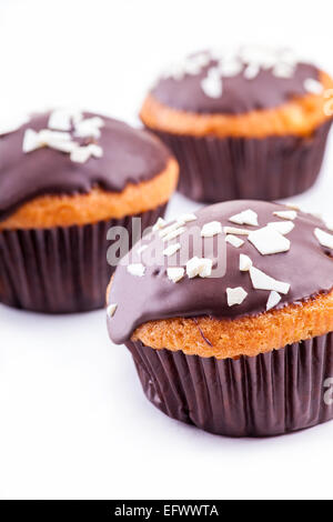 Tre tortina di cioccolato closeup su sfondo bianco Foto Stock