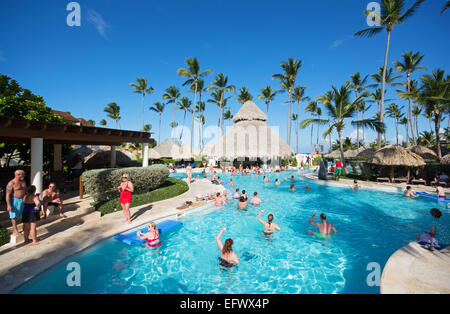 Repubblica Dominicana. Una piscina e un bar swim-up ad un lusso beach resort. Foto Stock