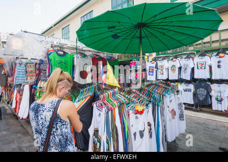 Thailandia, Bangkok, Khaosan Road, Femmina Tourist Shopping in abbigliamento Street in stallo Foto Stock