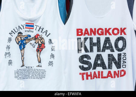 Thailandia, Bangkok, Khaosan Road, dettaglio di T-shirt raffiguranti Thai boxing e Khaosan Road Foto Stock