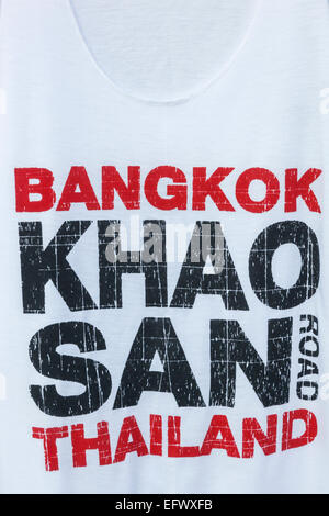 Thailandia, Bangkok, Khaosan Road, dettaglio di T-shirt raffiguranti Khaosan Road Foto Stock