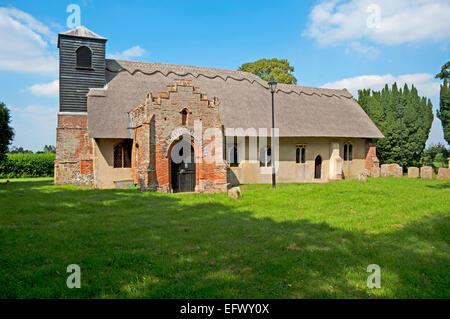 Santa Maria la Chiesa con il tetto di paglia Ixworth Thorpe Suffolk East Anglia England Foto Stock