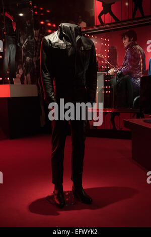 Londra, Regno Unito. Xi Febbraio 2015. Elvis al O2. La mostra della sua vita visualizza centinaia di cimeli personali compreso il suo oro zoppo suite e il nero iconica tuta in pelle indossato da Elvis Presley durante il 1968 rimonta speciale. La mostra prosegue fino al 31 agosto 2015. Credito: Vedere Li/Alamy Live News Foto Stock