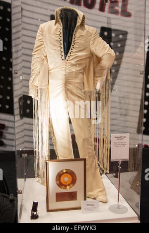 Londra, Regno Unito. Xi Febbraio 2015. Elvis al O2. La mostra della sua vita visualizza centinaia di cimeli personali compreso il suo oro zoppo suite e il nero iconica tuta in pelle indossato da Elvis Presley durante il 1968 rimonta speciale. La mostra prosegue fino al 31 agosto 2015. Credito: Vedere Li/Alamy Live News Foto Stock