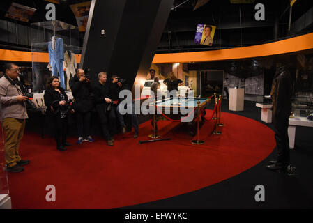 Londra, Regno Unito. Xi Febbraio 2015. Elvis al O2. La mostra della sua vita visualizza centinaia di cimeli personali compreso il suo oro zoppo suite e il nero iconica tuta in pelle indossato da Elvis Presley durante il 1968 rimonta speciale. La mostra prosegue fino al 31 agosto 2015. Credito: Vedere Li/Alamy Live News Foto Stock