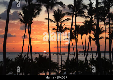 Repubblica Dominicana. Tramonto sull'Oceano Atlantico, come visto dalla spiaggia di Punta Cana sulla costa est. 2015. Foto Stock