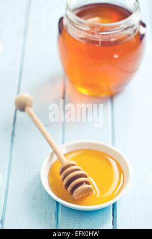 Il miele il bilanciere e il miele in barattolo Foto Stock