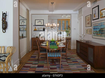 Manhattan pied-a-terre, New York, Stati Uniti. Architetto: Gaita interni, 2014. Formale area da pranzo nella sofisticata, eclettico Foto Stock