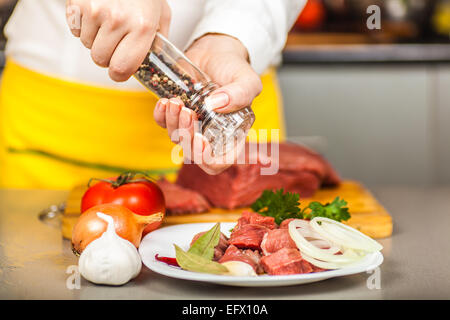 Cuocere peperoni di filetto di manzo in una tabella le spezie e verdure Foto Stock