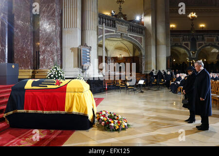 Berlino, Germania. Xi Febbraio, 2015. Berlino, Germania, 11 febbraio, 2015. Berlino, Germania, 11 febbraio, 2015. Ex Presidente della Repubblica Federale Tedesca Horst Koehler, destra e sua moglie Eva Luise Koehler omaggio di fronte alla bara dell ex Presidente tedesco Richard von Weizsaecker durante un funerale di stato servizio presso la Cattedrale di Berlino a Berlino, mercoledì 11 febbraio, 2015. © dpa picture alliance/Alamy Live News © dpa picture alliance/Alamy Live News © dpa picture alliance/Alamy Live News Credito: dpa picture alliance/Alamy Live News Foto Stock