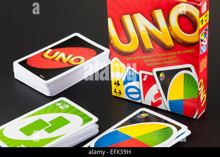 Tambov, Federazione Russa - Agosto 15, 2013 ponti dell'ONU gioco di carte e ONU game box su sfondo nero. Studio shot. Foto Stock