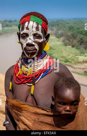 Una madre e un bambino dalla tribù Karo, Kolcho Village, Valle dell'Omo, Etiopia Foto Stock