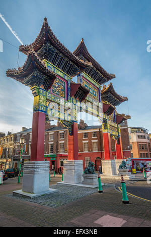 La zona del ristorante cinese e cancelli in Chinatown Berry street Liverpool. Foto Stock