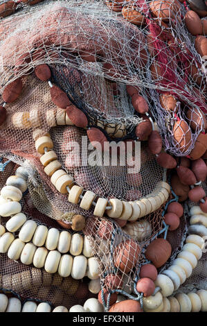 Full frame, close-up di reti da pesca e di boe Foto Stock