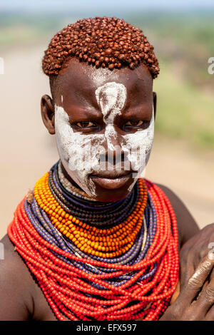 Un ritratto di una giovane donna dalla tribù Karo, Kolcho Village, Valle dell'Omo, Etiopia Foto Stock