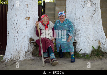 Ritratto di due vecchie donne russe seduto vicino a casa tra due un vecchio pioppo. Foto Stock