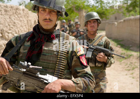 Esercito Nazionale Afghano commandos dal 3° Commando Kandak durante una pattuglia Aprile 26, 2012 in Tambil village, Khahrez distretto, provincia di Kandahar, Afghanistan. Foto Stock