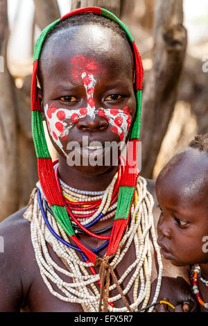 Una madre e un bambino dalla tribù Karo, Kolcho Village, la bassa valle dell'Omo, Etiopia Foto Stock
