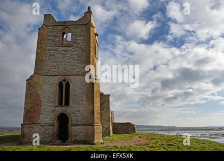 Le rovine di una chiesa medievale di San Michele su Burrow Mump, Burrowbridge, Somerset, Regno Unito Foto Stock