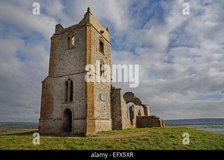 Le rovine di una chiesa medievale di San Michele su Burrow Mump, Burrowbridge, Somerset, Regno Unito Foto Stock