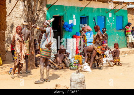 Persone provenienti dalle tribù Hamer al lunedì mercato di Turmi, Valle dell'Omo, Etiopia Foto Stock