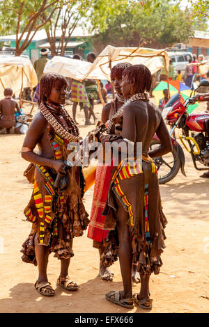 Un gruppo di donne da Hamer tribù in chat al lunedì mercato di Turmi, Valle dell'Omo, Etiopia Foto Stock