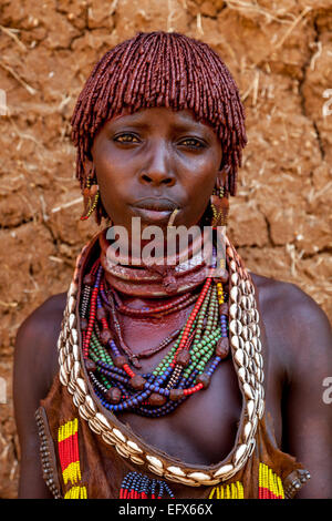 Un ritratto di una giovane donna dalla tribù Hamer, il lunedì mercato, Turmi, la Valle dell'Omo, Etiopia Foto Stock