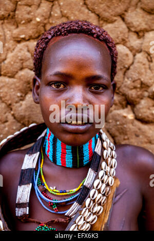 Un ritratto di una ragazza da Hamer Tribe, il lunedì mercato, Turmi, la Valle dell'Omo, Etiopia Foto Stock