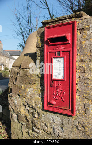 Parete Britannico rosso incorporato nella casella postale Foto Stock