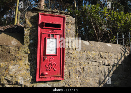 Parete Britannico rosso incorporato nella casella postale Foto Stock