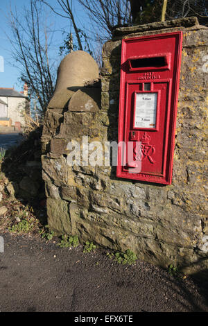 Parete Britannico rosso incorporato nella casella postale Foto Stock