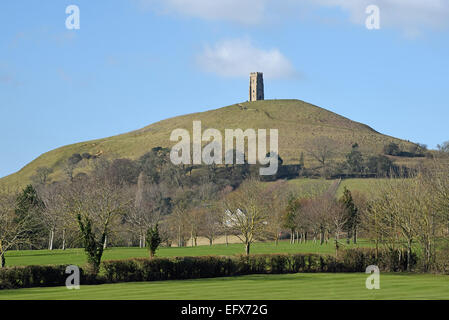 Glastonbury Tor, Somerset, Regno Unito. Vista da A361. Foto Stock