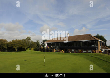 Vista la XVIII verde per la clubhouse a Chelmsford Golf Club Chelmsford Essex Inghilterra Foto Stock