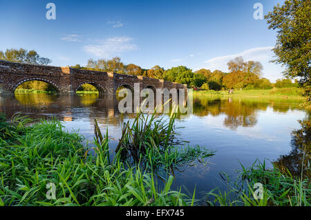 Mulino Bianco Bridge a Sturminster Marshall, sulle rive del fiume Stour, ripetutamente il più antico ponte di Dorset Foto Stock