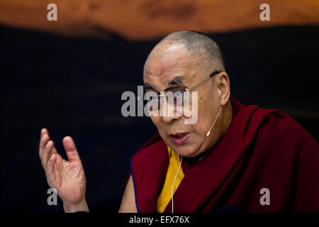 Copenhagen, Danimarca. Xi Febbraio, 2015. Dalai Lama - Il leader spirituale per il popolo tibetano e per i buddisti tibetani in tutto il mondo - paga una visita di due giorni in Danimarca. Qui raffigurata nella sua conferenza stampa con danese e media internazionali. Credito: OJPHOTOS/Alamy Live News Foto Stock