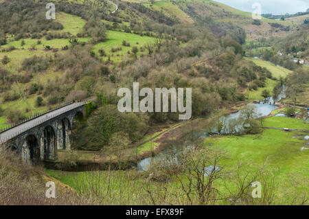 Vista invernale di Monsal Viaduct e il fiume Wye nel Peak District preso dalla testa Monsal Foto Stock