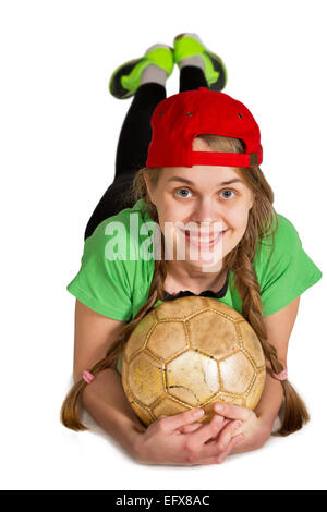 Ragazza con palla giacciono incline isolato sul bianco Foto Stock