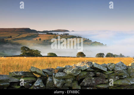 Una nebbiosa mattina sopra Stainforth nel Yorkshire Dales, con una vista in lontananza del Warrendale Knotts, vicino a Settle Foto Stock